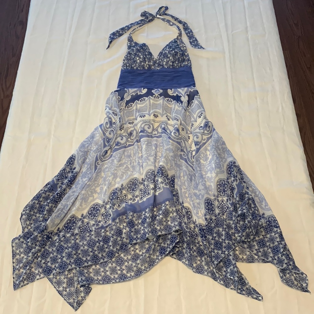 Signature by Sangria dress Size:6 ties around neck %100 silk